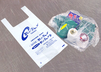 梱包した商品と小分け用の袋